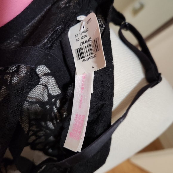 Victoria Secrets Black Lace w/Pink Inside cups.EUC - Picture 4 of 4